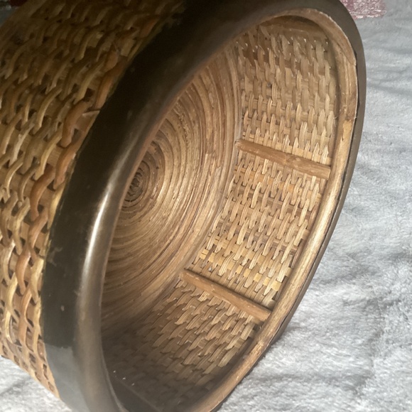 VINTAGE ROUND BRUTALIST, PRIMITIVE WOVEN & COPPER METAL RIMMED BASKET - Picture 10 of 10